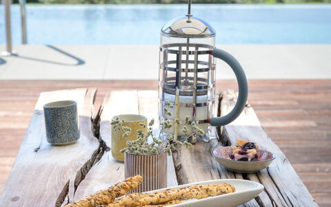 Villa Lilli & Spa: Voedsel, Tableware, Water, Tafel, Hout, Zwemwater, Boom, Buitenmeubels, Voertuig, Vrije Tijd