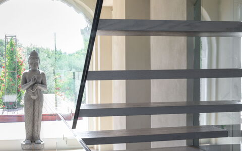 Villa Lilli & Spa: Gebouw, Hout, Fabriek, Schaduw, Verdieping, Deur, Flooring, Boom, Tinten En Schaduwen, Hardwood