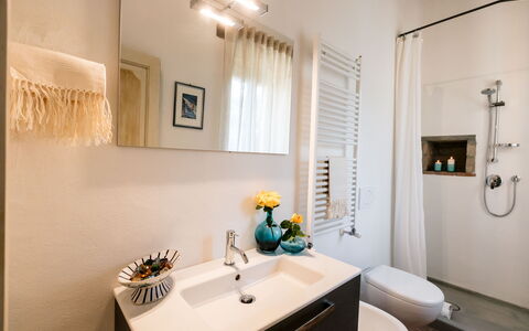 Villa Niccione: Kraan, Eigendom, Wastafel, Loodgieterswerkinrichting, Spiegel, Wastafel In De Badkamer, Verlichting, Interieur Ontwerp, Hout, Badkamer