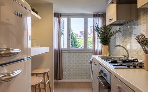 Lucca Old Town Apartment - Lucca, Toscana: Toestel Van De Keuken, Keuken, Countertop, Major Appliance, Interieur Ontwerp, Huishoudapparatuur, Cabinetry, Hout, Flooring, Meubilair