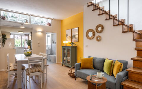 Lucca Old Town Apartment - Lucca, Toscana: Meubilair, Interieur Ontwerp, Flooring, Kamer, Bankstel, Verdieping, Hout, Plafond, Tafel, Woonkamer