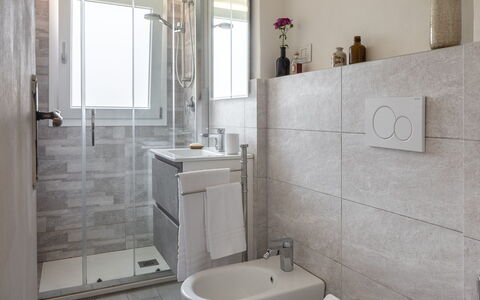 Lucca Old Town Apartment - Lucca, Toscana: Flooring, Badkamer, Loodgieterswerkinrichting, Interieur Ontwerp, Muur, Verdieping, Wastafel In De Badkamer, Wastafel, Toilet, Kraan