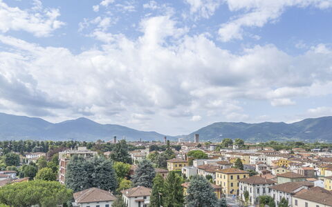 Lucca Old Town Apartment - Lucca, Toscana: Lucht, Bergachtig Landvormen, Berg, Heuvel, Woongebied,  Dorf\, Bergketen, Wolk, Menselijke Nederzetting, Heuvel Station