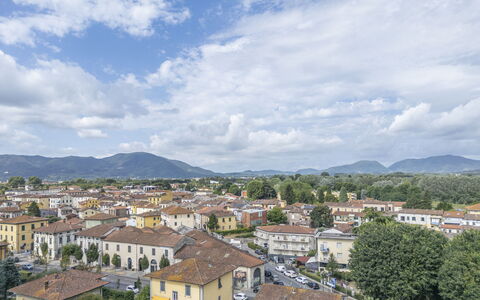 Lucca Old Town Apartment - Lucca, Toscana: Bergachtig Landvormen, Woongebied, Heuvel, Stedelijk Gebied, Berg,  Dorf\, Landschap, Buurt, Voorstad, Huis