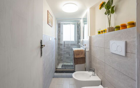 Lucca Old Town Apartment - Lucca, Toscana: Eigendom, Wastafel, Gebouw, Loodgieterswerkinrichting, Spiegel, Kraan, Fabriek, Badkamer, Interieur Ontwerp, Wastafel In De Badkamer