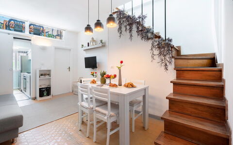 Lucca Old Town Apartment - Lucca, Toscana: Meubilair, Tafel, Gebouw, Fabriek, Woonkamer, Oranje, Kamerplant, Interieur Ontwerp, Huis, Hout