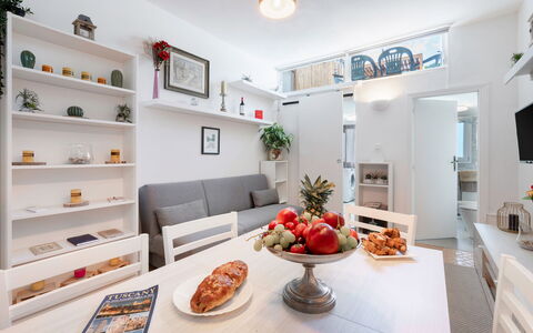 Lucca Old Town Apartment - Lucca, Toscana: Voedsel, Eigendom, Meubilair, Tafel, Cabinetry, Oranje, Bankstel, Interieur Ontwerp, Countertop, Fotolijst