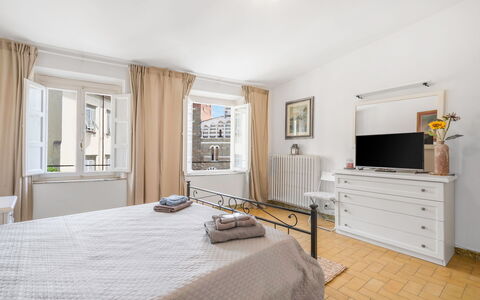 Lucca Old Town Apartment - Lucca, Toscana: Eigendom, Meubilair, Gebouw, Cabinetry, Comfort, Hout, Venster, Verlichting, Interieur Ontwerp, Lade