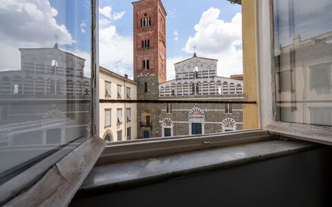 Lucca Old Town Apartment - Lucca, Toscana: Wolk, Lucht, Gebouw, Venster, Muur, Stedelijk Ontwerp, Condominium, Stad, Ochtend