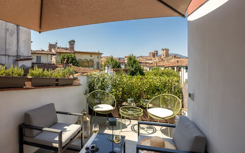 Lucca Old Town Apartment - Lucca, Toscana: Muur, Huis, Meubilair, Appartement, Balkon, Stoel, Kamerplant, Buitenmeubels, Bloempot, Koffietafel