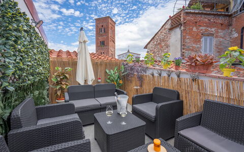 Lucca Old Town Apartment - Lucca, Toscana: Wolk, Fabriek, Eigendom, Gebouw, Meubilair, Tafel, Lucht, Interieur Ontwerp, Stedelijk Ontwerp, Buitenmeubels