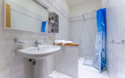 Casa Verdi,near The Beach - Viareggio, Toscana: Kraan, Spiegel, Wastafel, Loodgieterswerkinrichting, Wastafel In De Badkamer, Blauw, Purper, Badkamer, Interieur Ontwerp, Gebouw