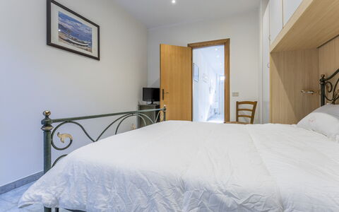 Casa Verdi,near The Beach - Viareggio, Toscana: Eigendom, Meubilair, Gebouw, Comfort, Azure, Bed Frame, Hout, Textiel, Interieur Ontwerp, Lamp