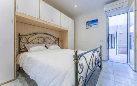 Casa Verdi,near The Beach - Viareggio, Toscana: Gebouw, Eigendom, Meubilair, Comfort, Bed Frame, Interieur Ontwerp, Cabinetry, Hout, Verdieping, Bed