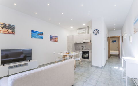 Casa Verdi,near The Beach - Viareggio, Toscana: Gebouw, Meubilair, Bankstel, Tafel, Kamerplant, Huis, Televisie, Interieur Ontwerp, Woonkamer, Verdieping