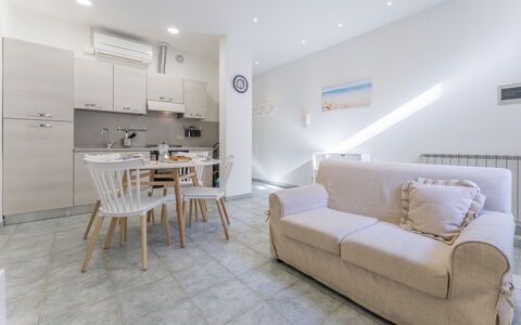 Casa Verdi,near The Beach - Viareggio, Toscana: Bankstel, Meubilair, Eigendom, Tafel, Hout, Interieur Ontwerp, Stoel, Hoofdkussen, Comfort