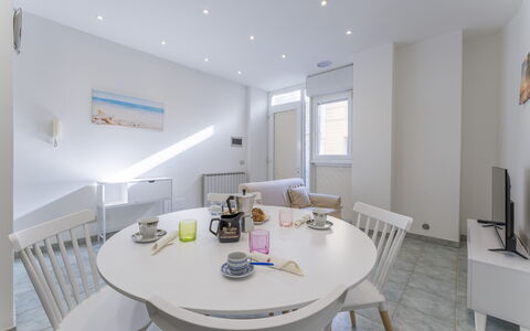 Casa Verdi,near The Beach - Viareggio, Toscana: Tafel, Meubilair, Eigendom, Stoel, Tableware, Bankstel, Gebouw, Interieur Ontwerp, Keuken En Eettafel, Huis