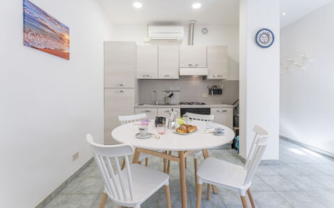 Casa Verdi,near The Beach - Viareggio, Toscana: Tafel, Meubilair, Stoel, Gebouw, Interieur Ontwerp, Keuken En Eettafel, Huis, Hout, Verdieping