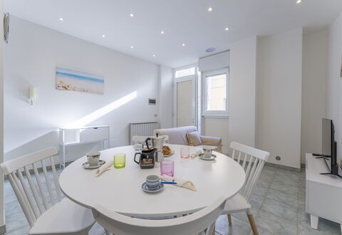 Casa Verdi,near The Beach - Viareggio, Toscana: Tafel, Meubilair, Eigendom, Stoel, Tableware, Bankstel, Gebouw, Interieur Ontwerp, Keuken En Eettafel, Huis