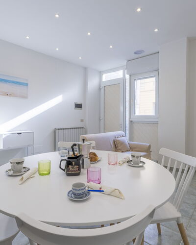 Casa Verdi,near The Beach - Viareggio, Toscana: Tafel, Meubilair, Eigendom, Stoel, Tableware, Bankstel, Gebouw, Interieur Ontwerp, Keuken En Eettafel, Huis