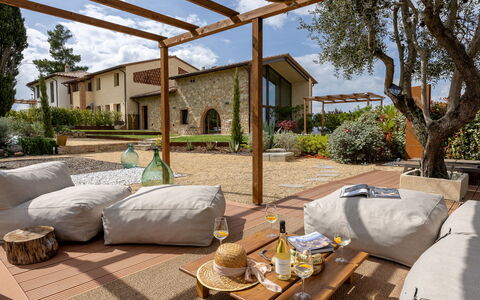 Pendolino Spereto Apartment With Pool, Montaione: Meubilair, Interieur Ontwerp, Stoel, Huis, Tuin, Schaduw, Buitenmeubels, Backyard, Patio, Eco Hotel