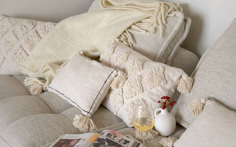 Pendolino Spereto Apartment With Pool, Montaione: Textiel, Linens, Bruin, Kussen Gooien, Meubilair, Kussen, Hoofdkussen, Roze, Bankstel, Woonkamer