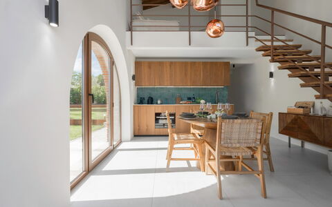 Pendolino Spereto Apartment With Pool, Montaione: Tafel, Hout, Interieur Ontwerp, Gebouw, Countertop, Keuken, Verdieping, Flooring, Stoel, Cabinetry