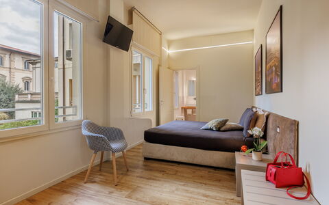 Lucy Florence Charming Modern Apartment Near Piazz: Meubilair, Venster, Gebouw, Hout, Comfort, Flooring, Interieur Ontwerp, Verdieping, Woonkamer, Laminaatvloer