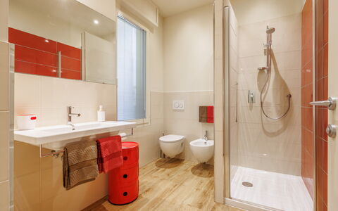 Lucy Florence Charming Modern Apartment Near Piazz: Loodgieterswerkinrichting, Eigendom, Kraan, Douchekop, Badkamer, Douche, Hout, Cabinetry, Spiegel