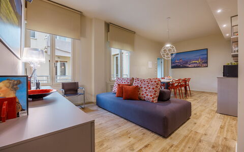 Lucy Florence Charming Modern Apartment Near Piazz: Meubilair, Eigendom, Bankstel, Tafel, Venster, Hout, Oranje, Comfort, Gebouw, Interieur Ontwerp