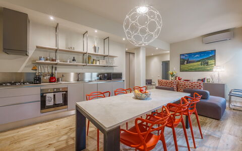 Lucy Florence Charming Modern Apartment Near Piazz: Tafel, Meubilair, Eigendom, Stoel, Cabinetry, Hout, Countertop, Interieur Ontwerp, Oranje, Flooring