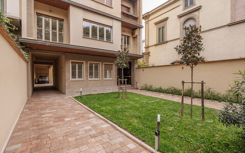 Lucy Florence Charming Modern Apartment Near Piazz: Gebouw, Venster, Eigendom, Fabriek, Weg Oppervlak, Stedelijk Ontwerp, Condominium, Buurt, Woongebied, Stad