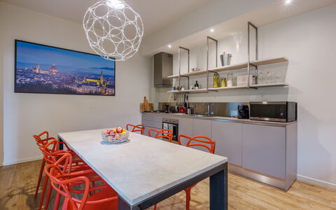 Lucy Florence Charming Modern Apartment Near Piazz: Meubilair, Tafel, Eigendom, Cabinetry, Stoel, Hout, Verlichting, Countertop, Interieur Ontwerp, Flooring