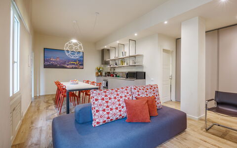 Lucy Florence Charming Modern Apartment Near Piazz: Meubilair, Eigendom, Tafel, Venster, Gebouw, Interieur Ontwerp, Flooring, Hout, Verdieping, Comfort