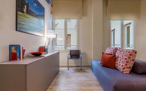 Lucy Florence Charming Modern Apartment Near Piazz: Meubilair, Comfort, Bankstel, Hout, Interieur Ontwerp, Architectuur, Muur, Flooring, Gebouw, Onroerend Goed