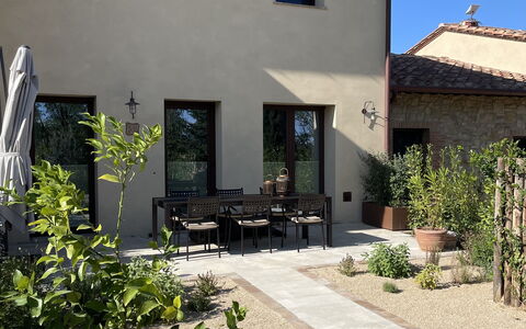 Nocellara Spereto Apartment With Pool, Montaione: Fabriek, Gebouw, Eigendom, Venster, Lucht, Huis, Land Lot, Schaduw, Weg Oppervlak, Buurt