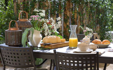 Nocellara Spereto Apartment With Pool, Montaione: Fabriek, Tafel, Meubilair, Buitentafel, Buitenmeubels, Boom, Tableware, Stoel, Interieur Ontwerp, Geel