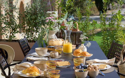 Nocellara Spereto Apartment With Pool, Montaione: Tafel, Voedsel, Tableware, Meubilair, Fabriek, Lucht, Dishware, Stoel, Tafelkleed, Bord