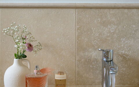 Nocellara Spereto Apartment With Pool, Montaione: Kraan, Eigendom, Loodgieterswerkinrichting, Wit, Wastafel, Bloempot, Fabriek, Wastafel In De Badkamer, Badkamer, Interieur Ontwerp