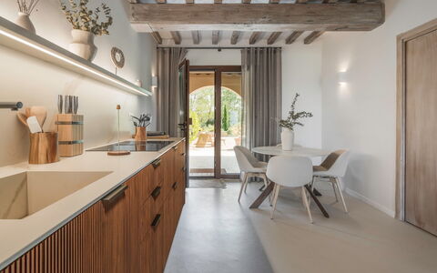 Coratina Spereto Apartment with Pool, Montaione: Cabinetry, Meubilair, Tafel, Countertop, Hout, Verlichting, Kamerplant, Keuken, Architectuur, Interieur Ontwerp