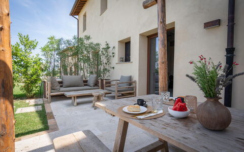 Coratina Spereto Apartment with Pool, Montaione: Fabriek, Gebouw, Eigendom, Tafel, Meubilair, Bloempot, Venster, Kamerplant, Hout, Lucht