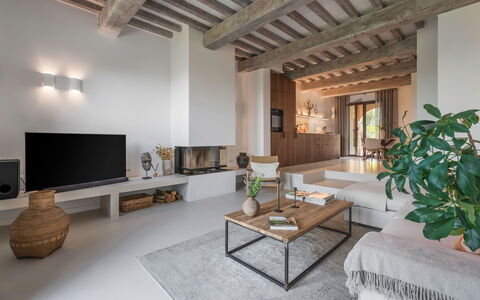 Coratina Spereto Apartment with Pool, Montaione: Meubilair, Bankstel, Tafel, Fabriek, Interieur Ontwerp, Woonkamer, Gebouw, Flooring, Hout, Verdieping