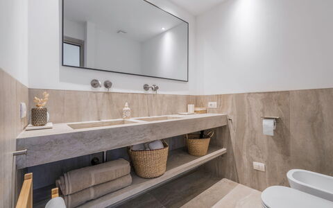 Coratina Spereto Apartment with Pool, Montaione: Spiegel, Kraan, Eigendom, Wastafel, Loodgieterswerkinrichting, Wastafel In De Badkamer, Badkamer, Interieur Ontwerp, Hout, Countertop