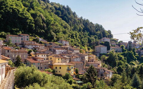 Casa Iris - Versilia, Holiday Home with Pool: Lucht, Gebouw, Fabriek, Berg, Natuurlijk Landschap, Boom, Venster, Hoogland, Huis, Buurt