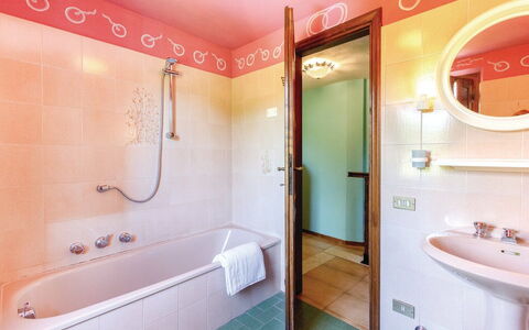 Casa Iris - Versilia, Holiday Home with Pool: Douchekop, Bad, Eigendom, Fotograaf, Loodgieterswerkinrichting, Wit, Douche, Badkamer, Kraan, Wastafel