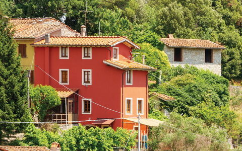 Casa Iris - Versilia, Holiday Home with Pool: Fabriek, Venster, Eigendom, Gebouw, Boom, Huis, Hout, Vegetation, Biome, Buurt