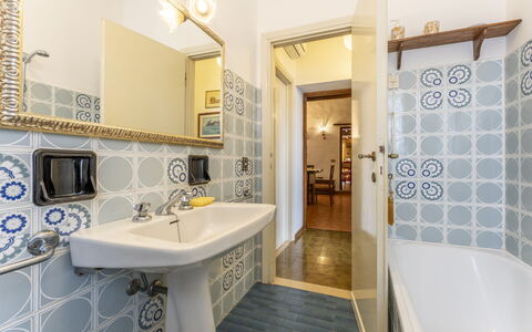 La Casa Di Elda, Holiday Home With Pool, Uzzano, T: Spiegel, Kraan, Wastafel, Loodgieterswerkinrichting, Eigendom, Wastafel In De Badkamer, Badkamer, Verlichting, Interieur Ontwerp, Gebouw