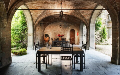 Palazzo Trasimeno: Tafel, Fabriek, Interieur Ontwerp, Boom, Vault,  Passage\, Stoel, Buitentafel, Boog, Symmetrie