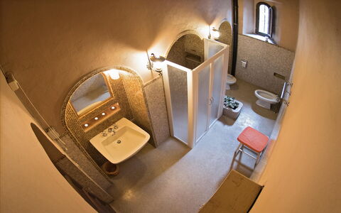 Palazzo Trasimeno: Gebouw, Verlichting, Trap, Interieur Ontwerp, Hout, Venster, Huis, Lamp, Plafond, Kamerplant