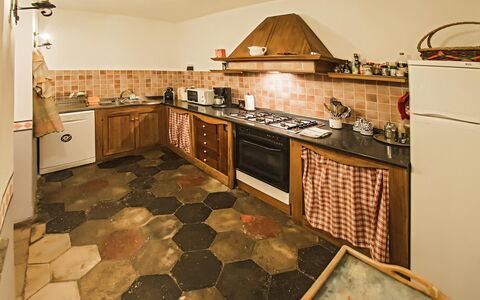 Palazzo Trasimeno: Countertop, Cabinetry, Eigendom, Keuken, Fornuis, Hout, Verlichting, Interieur Ontwerp, Flooring, Verdieping